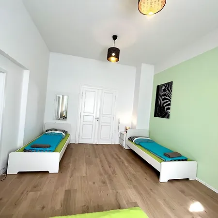 Großzügiges Mit Pkw-stellplatz, Monteursunterkunft *